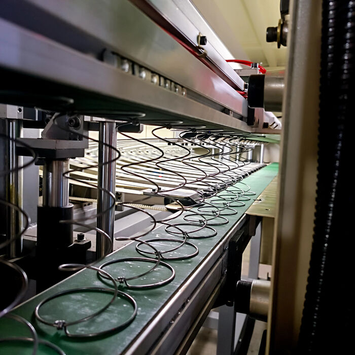 1.3-1.6 मिमी तार व्यास बोनैल स्प्रिंग और 4-7 घुमावों के साथ गद्दे की लाइन